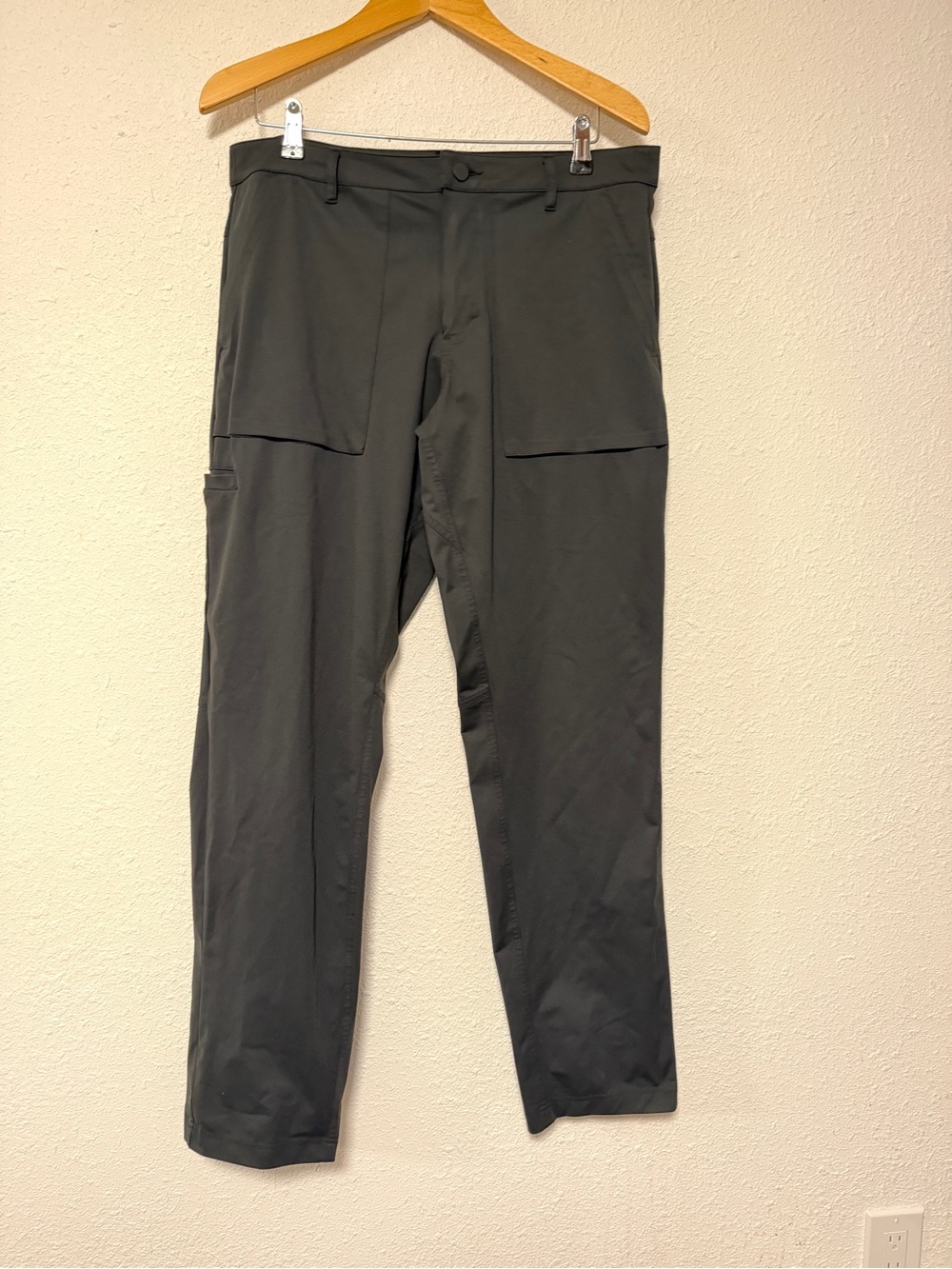 Alo Yoga Men’s Black pants 34L